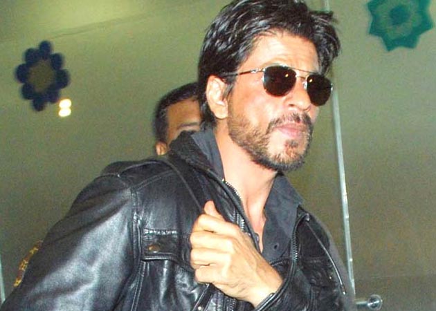 While SRK's bag goes missing at airport, fans queue up for photos